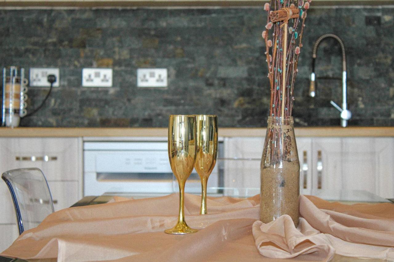 Lavish 2 Bed Sleeps 5 Near Lanark Apartment Carstairs Екстериор снимка